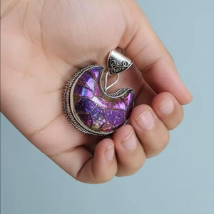 20% de Descuento en Colgante de Mosaico de Luna Creciente Iridiscente Morado Hecho a Mano Estilo Bohemio con Cadena de Bambú, Idea de Regalo de Año Nuevo - Product Image 4