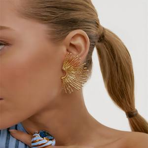 Boucles d'oreilles tendance en métal en forme d'éventail pour femme, pièce unique pour tous les jours et les soirées, en acier inoxydable, fabriqué en Chine - Product Image 3