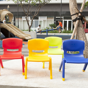 Mobilier scolaire empilable de chaise d'enfants en plastique anti-dérapant coloré pour la garderie préscolaire de maternelle - Product Image 1