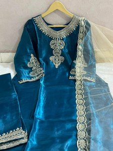 Salwar kameez de style culturel kashmiri/himachali, avec de magnifiques broderies, coupe droite, bordure design, pour femmes ou filles. - Product Image 2