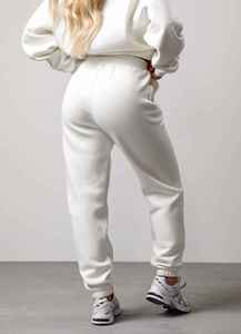 Conjunto Deportivo de Invierno para Mujer con Logotipo Personalizado, Corte Regular, Felpa, Manga Raglán, Cuello Redondo, Puños Elásticos, Pantalones Deportivos con 2 Bolsillos Laterales - Product Image 5