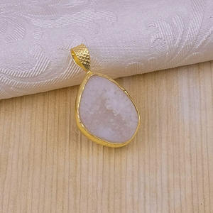 Géode blanche Druzy pierre précieuse naturelle pendentif bijoux pince ensemble plaqué or déclaration pendentif boucle unique à la mode minuscule bijoux - Product Image 5