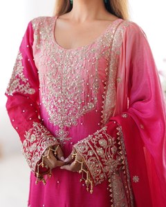 Ensemble Salwar Kameez Traditionnel pour Femmes en Tissu Chinon Lourd Intemporel avec Couche Intérieure Séchage Rapide pour les Occasions de Fête - Product Image 6