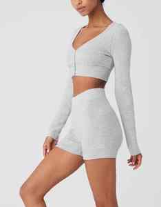 ชุดโยคะของผู้หญิงกางเกงขาสั้นสองชิ้นใส่สบาย & เสื้อตัวบนมีตะเข็บโอเวอร์ล็อก - Product Image 2