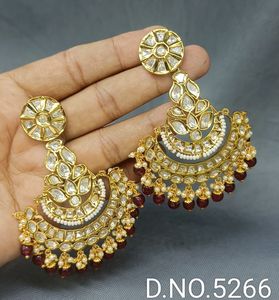Pendientes de Araña Clásicos Tiyaani Kundan D2 SKU-5266, Latón Chapado en Oro con Forma de Flor de Rubí para Bodas - Product Image 2