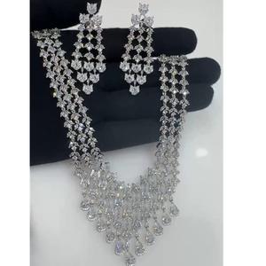 Ensemble de collier tendance avec boucles d'oreilles pour femmes, avec finition argentée, AD Stones Look Collection de vêtements pour fêtes de mariage - Product Image 1
