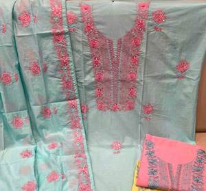 Costumes de fête indiens brodés à la main non cousus de créateur moderne pour femmes pour les fêtes de style traditionnel - Product Image 1