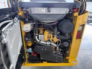Chargeuse compacte sur pneus d'occasion CAT Caterpillar 242D3 pour la construction, l'agriculture et la manutention de matériaux - Product Image 6