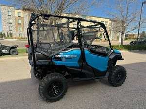 Último Modelo 2025 Honda Pioneer 1000-5 Deluxe UTV - Product Image 2