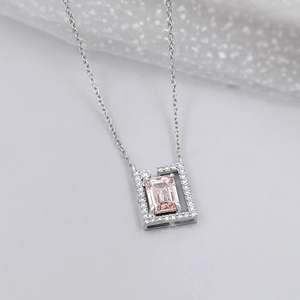 Collier élégant avec pendentif en émeraude certifiée IGI, cadre moderne et diamants, collection de colliers - Product Image 1