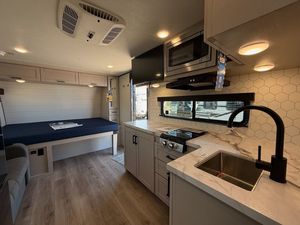 Caravana de Aluminio Todoterreno, Remolque de Viaje RV, Cámper Plegable, Capacidad de Carga de 1000 kg, Diseño Ligero, Cocina Extraíble Independiente - Product Image 4