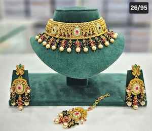 Ensemble de bijoux de mariée élégant comprenant collier ras du cou boucle d'oreille et Maang Tikka conçu pour les fêtes de mariage fonction traditionnelle - Product Image 2