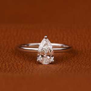 Anillo de Compromiso con Diamante Moissanite Corte Pera de 1.0 CT con Certificación IGI, Engaste de Plata 925, Estilo Moderno para Boda - Product Image 5