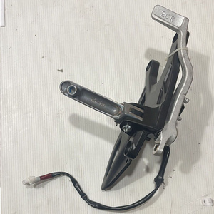 Poggiapiede Destro Originale Usato per Yamaha R1 2015-2016 in Lega di Alluminio - Product Image 2