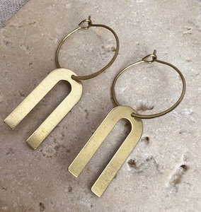 HA ARTISANAT H H # Boucles d'oreilles pendantes en laiton plaqué or antique 010, style tendance, bijoux pour occasions de mariage, unisexe, vente en gros, personnalisables - Product Image 5