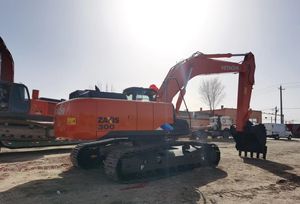 Excavadora de cadenas Hitachi ZX300 de 29 toneladas, motor de 202 kW, excavadora hidráulica con motor y múltiples accesorios para demolición y preparación de sitios. - Product Image 5