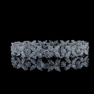 สร้อยข้อมือเพชรเม็ดกลมรูปดอกไม้สวยงามและเป็นของขวัญที่ดีที่สุดสำหรับเธอ - Product Image 2