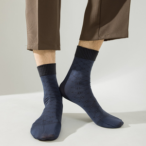 Chaussettes antidérapantes noires unisexes avec logo imprimé personnalisé Chaussettes de sport de football Chaussettes de sport de haute qualité en polyester OEM Design idéal - Product Image 2