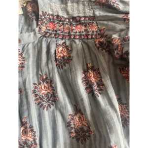 Blusa Omara para Mujer, Estampado Floral a Cuadros, Camisa Larga con Bordado de Encaje, Popelina, Talla XL, Uso Diario, 100% Algodón, Botones, Color Ceruleo Niebla - Product Image 3