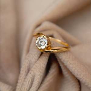 Anillo de corte redondo minimalista de oro macizo de 18 quilates Anillo de moissanita fino de uso diario de lujo con ajuste de punta curva Anillos finos - Product Image 2