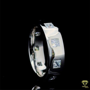 Anillo de moissanita de lujo con brillo de corte princesa helado y hecho para momentos de boda inolvidables. - Product Image 4