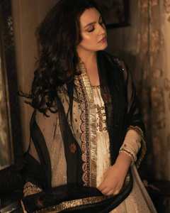 Thème ombre, édition mariage blanche, la plus belle robe maxi pour femmes du monde entier par WS International Pakistan - Product Image 4