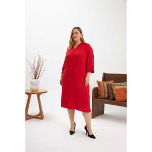 Robe longue tissée rouge grande taille pour femme RMG avec col élégant orné d'une broche et fente latérale stylée - Product Image 5