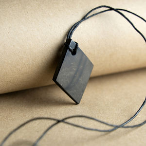 Colgante de Shungita en forma de rombo - Product Image 2