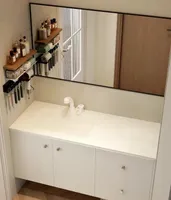 Meuble-lavabo flottant sur mesure avec miroir LED et comptoir monobloc intégré
