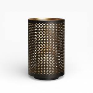 Bougeoirs en métal noir hauts avec un design finement perforé pour une décoration intérieure moderne et luxueuse - Product Image 1