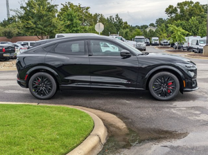 SUV de luxe d'occasion 2025 Mach-E Performance 4 portes avec autonomie NEDC de 501-600 km et batterie de 90-110 kWh - Product Image 3