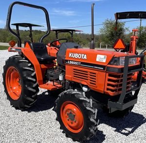 Nuevo tractor a pie Kubota L2600DT 4x4 con motor diésel de 26HP 540 PTO Enganche de 3 puntos Transmisión manual Barra antivuelco de 2 postes - Product Image 2