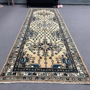 Tapis de couloir vintage turc bleu persan 3,37x9,9 pi (103x303 cm) en laine patchwork écologique avec envers en latex - Product Image 1
