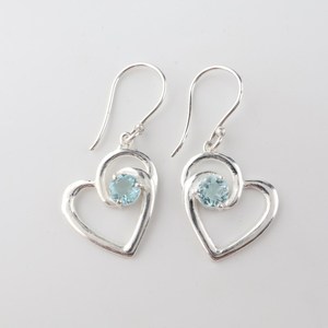 Boucles d'oreilles clous en topaze bleu ciel, argent sterling 925 plaqué or, bijoux faits à la main, pierre de naissance de décembre, élégantes pour femmes - Product Image 4