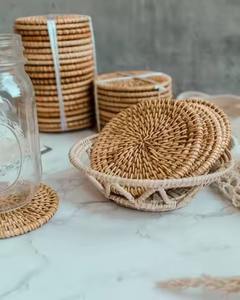 Diseño de posavasos de ratán perfecto para casas urbanas, apartamentos y condominios que ofrecen elegantes soluciones de protección de mesa - Product Image 5