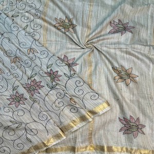 Sari en soie tissé à la main VASTRA COTTAGE, travail artisanal de handkatha sur toute la surface, avec des glands inspirés sur le pallu et un chemisier assorti. - Product Image 5