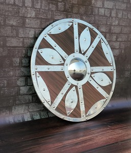 OEM personalizable nueva batalla desgastada vikingo Cosplay Prop personalizado DIY grado último reino estilo escudo de madera y juego de cuchillos - Product Image 2
