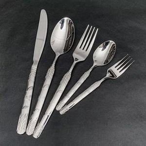 Lujo 18/0 Acero inoxidable 4 piezas Plata con cucharas para servir Vajilla Cubiertos Juego de cubiertos para fiestas de boda - Product Image 1