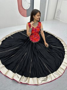 ชุดการ์บาอินเดียแบบดั้งเดิมผ้าฝ้ายแท้สีดำพิมพ์ด้วยฟอยล์งาน navratri lehenga choli สำหรับงานแต่งงาน - Product Image 3