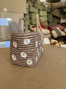 Bolso Tote de Rafia Tejida a Crochet Madagascar para Mujer, ARTIMADA, 100% Hecho a Mano, Estilo Casual, Bordado de Margaritas, Forro de Algodón, Abierto - Product Image 3