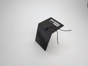 Etiqueta colgante de tacto suave con estampado UV con prueba de huellas dactilares, resistente a los arañazos, sensación de terciopelo, acabado mate, etiqueta oscilante para ropa - Product Image 3