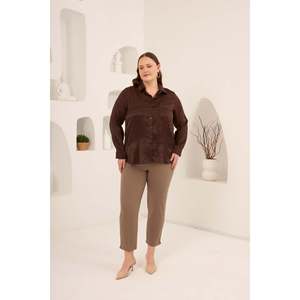 Blusa de Mujer Talla Grande con Estampado de Piedras Marrones y Efecto Satinado RMG - Elegante Blusa Holgada de Primavera/Verano para Uso Diario - Product Image 4