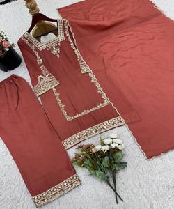 LOOK RICH ALLEMAND EN MOUSSETTE BRODERIE TRAVAIL TOP PALAZZO AVEC DUPATTA USURE FONCTIONNELLE PRIX DE GROS VÊTEMENT ETHNIQUE ORANGE - Product Image 6