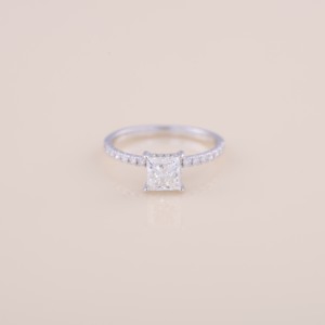 แหวนเพชรทรงปรินเซสคัท รับรองโดย IGI สำหรับงานหมั้นและงานแต่งงาน พร้อมวงแหวนประดับเพชรแบบ Pavé ทำจากทองคำขาว/โรสโกลด์/ทองคำเหลือง 14K - Product Image 1