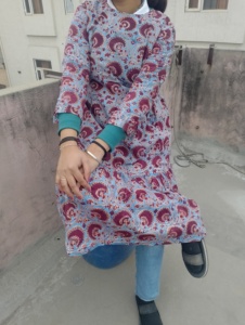 Main Bloc Imprimé Blanc Floral Coton Tunique Robe Vintage D'été Porter Femmes Tissé ODM Cadeau Écologique et Durable - Product Image 3