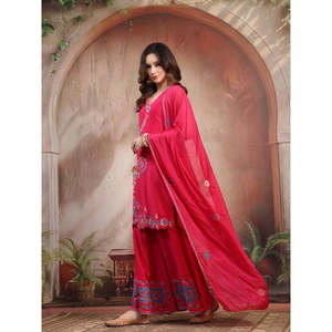 ชุดเดรสปักลายสีชมพูสไตล์ปากีสถานสำหรับผู้หญิง ผ้าเนื้อนุ่ม ชุดคุรตะ ชาราร่า พร้อมผ้าคลุมไหล่ สำหรับงานเทศกาลและชุดประจำชาติ - Product Image 3