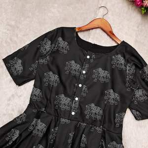 Robe une pièce à imprimé floral pour femmes de créateur en coton doux à manches fantaisie en soie pour les fêtes de mariage Style pakistanais indien pour - Product Image 3