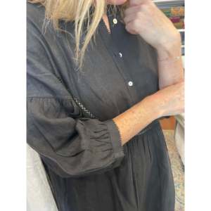 Vestido de Lino Negro Personalizable ERINA con Cremalleras y Volantes, Largo hasta el Suelo o hasta la Rodilla, Tallas XS-XL, para Días Festivos y Celebraciones, ODM Personalizado - Product Image 2
