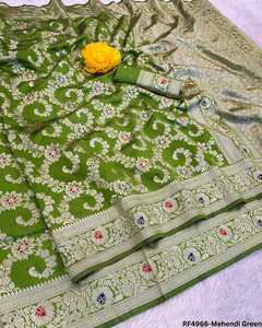 <span class=keywords><strong>Saree</strong></span> Sutra Banarasi Murni Lembut dengan Tenun <span class=keywords><strong>Zari</strong></span> Bermotif Bunga dan Blus Senada untuk Pernikahan Festival Grosir - Product Image 6