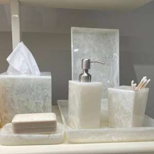 Ensemble de salle de bain élégant en résine avec pierre naturelle et accents noirs pour une décoration classique - Product Image 6